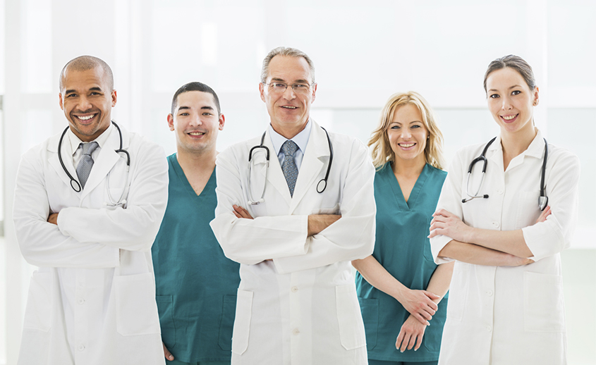 Equipo médico antes de hacer una laparoscopia